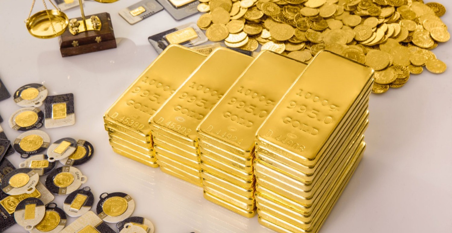 Fed ve ECB'nin faiz indirim beklentileri, altın piyasasını hareketlendiriyor. Ons altının yeni rekorları beraberinde getirirken, gram altın da 2.404 TL seviyelerine ulaştı. 